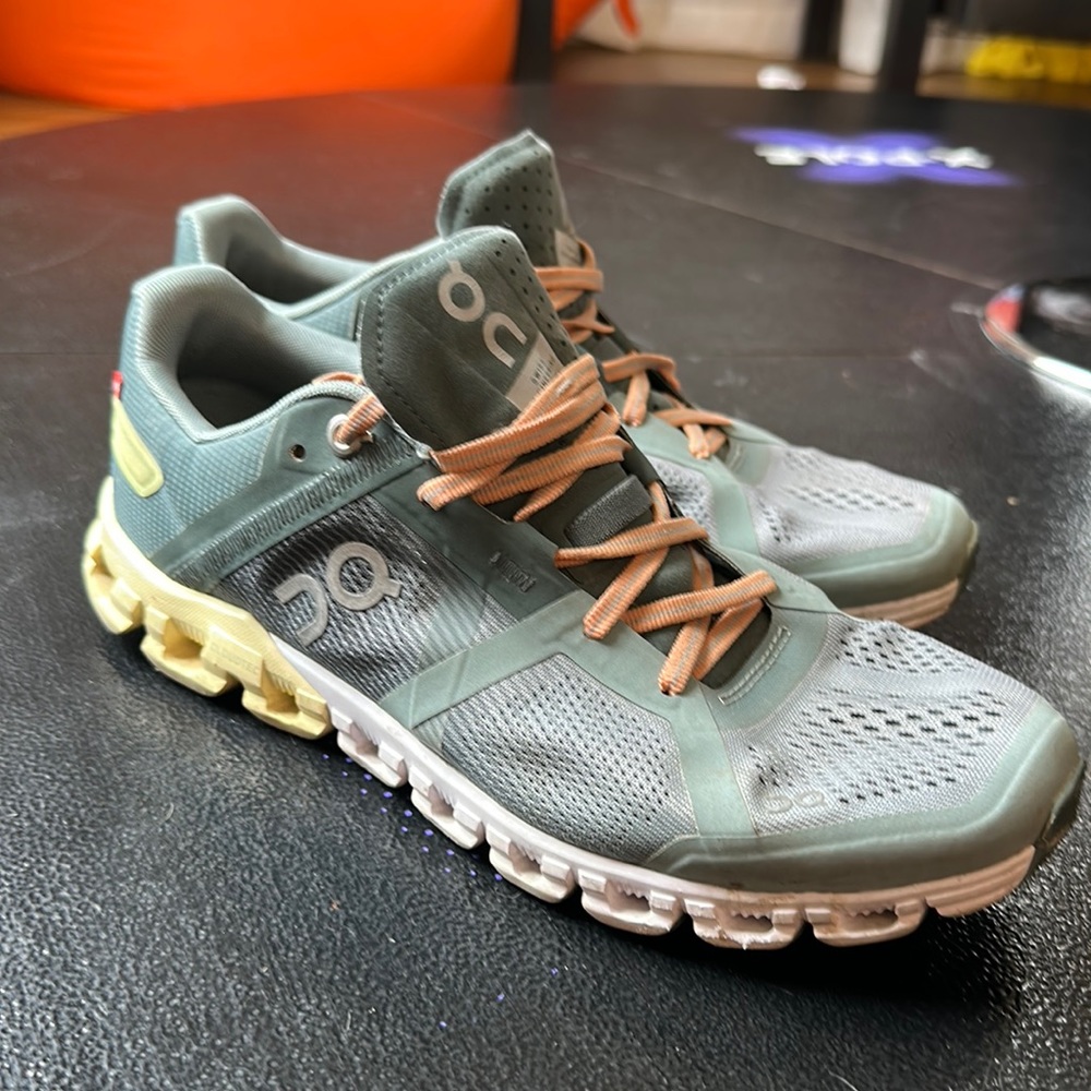 OnCloud size 9 FREE SHIPPING!